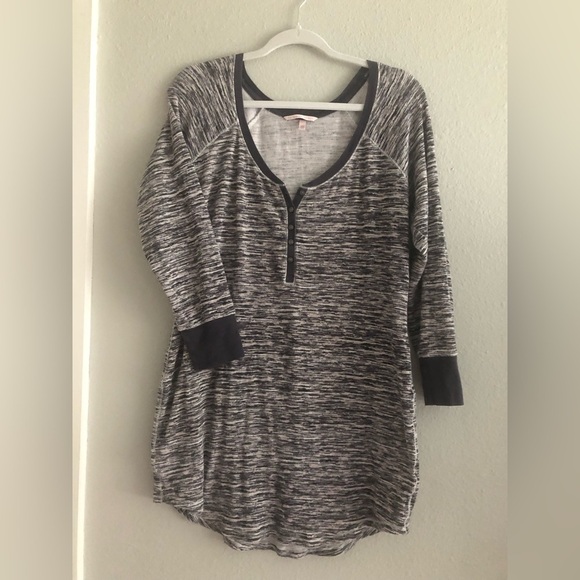 Victoria’s Secret Gray and White Henley Top sz M - Picture 2 of 6